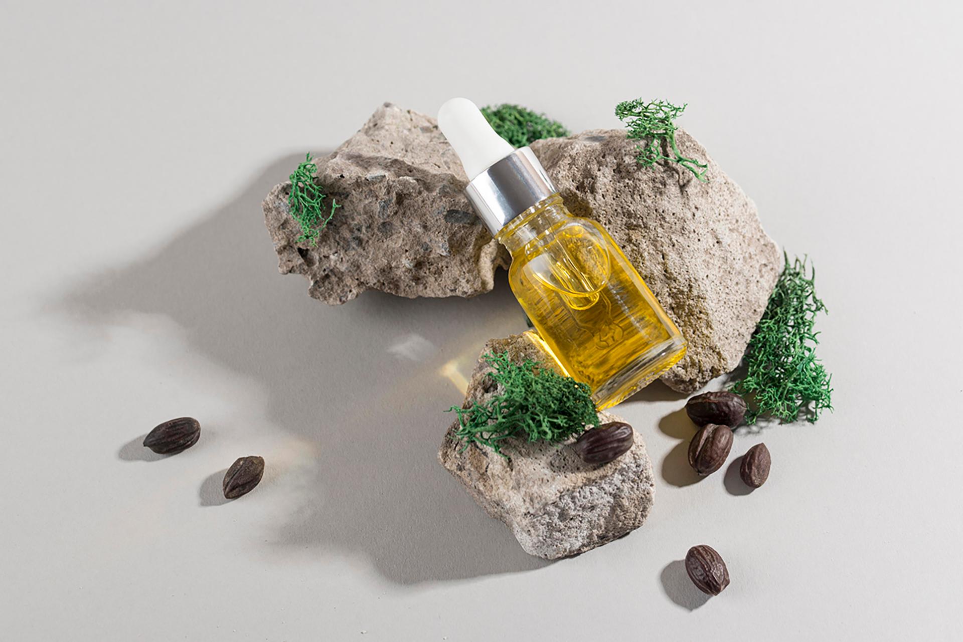 7 Benefits of Jojoba Oil For Skin, Side Effects, How to Buy